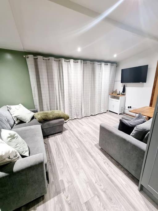 Cosy Hideaway Lodge In Glan Gwna Caeathro Bagian luar foto