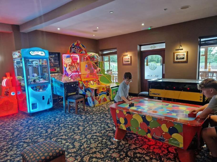 Cosy Hideaway Lodge In Glan Gwna Caeathro Bagian luar foto